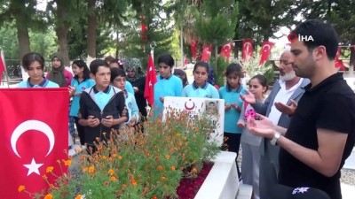 sosyal sorumluluk -  Minikler şehitlikte askerler için dua etti Videosu