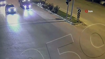  Drift yapan sürücüyle polis kovalamacası kamerada
