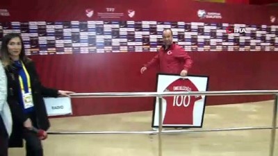 milli takim -  Emre Belözoğlu’na 100. maç hediyesi  Videosu
