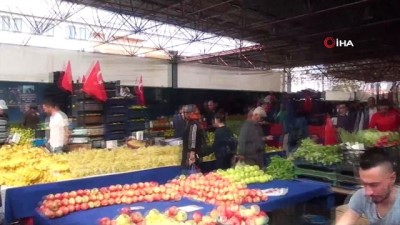  Kütahya'da pazar tezgahları Türk bayrakları ile süslendi