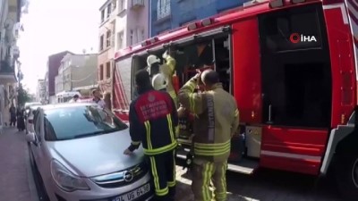 kucuk kiz -  Pencere demirlerine kafası sıkıştı, itfaiye seferber oldu  Videosu