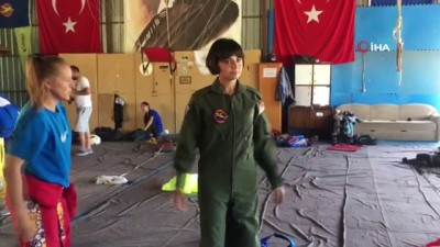 parasutle atlama - Ampüte Hatice Hemşire 12 bin fitten paraşütle atladı  Videosu