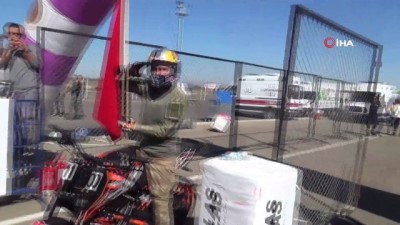 motosikletci - Asker üniforması giyip, Türk Bayrakları ile motosiklet gösterisi yaptılar Videosu