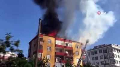  Esenyurt'ta 4 katlı binanın çatısında yangın çıktı. Olay yerine çok sayıda itfaiye ekibi sevk edildi. 