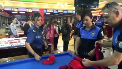 bowling -  Polislerin eşlik ettiği çocuklar, gönüllerince eğlendi  Videosu