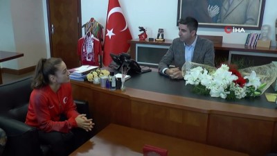 boksor -  Başkan Gökhan Yüksel, dünya ikincisi boksör Buse Naz Çakıroğlu'nu ağırladı Videosu