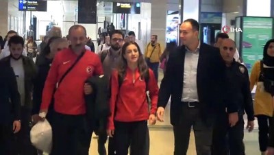 boksor - Dünya ikincisi boksör Buse Naz Çakıroğlu'ndan havalimanında asker selamı  Videosu
