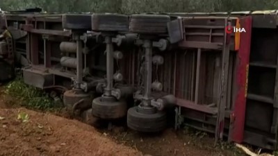 tahkikat -  Şişe yüklü tır zeytin bahçesine devrildi  Videosu