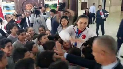 dunya sampiyonasi - Çocuklardan milli boksör Elif Güneri'ye tebrik sarılması  Videosu