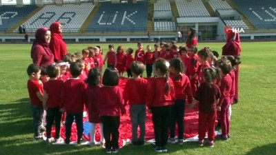 turk bayragi -  Türk bayrağı etrafında toplanan miniklerden Mehmetçiğe destek Videosu