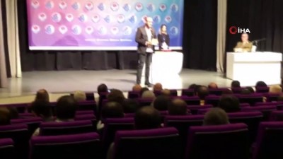 kucuk kiz -  Yönetmen baba ödül aldı, 2 yaşındaki kızı sahneye çıkıp babasını alkışladı  Videosu