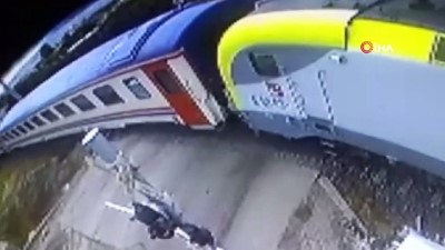 yolcu treni -  Yaşlı kadının hayatını kaybettiği feci tren kazası kamerada Videosu