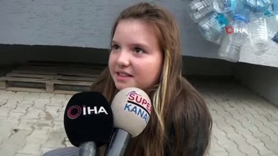 kucuk kiz -  Bursa'da bu kadarına da pes dedirten görüntüler...Köpeğin başına turşu bidonu geçirip yola bıraktılar Videosu