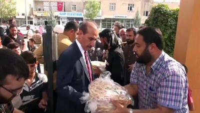 cakal - Sınır hattındaki Suriyeli ailelere ekmek yardımı - ŞANLIURFA Videosu