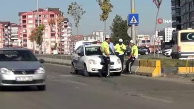 yaya gecidi -  Minibüs önce yaya geçidindeki yaşlı adama sonra refüje çarptı: 1'i ağır 3 yaralı  Videosu
