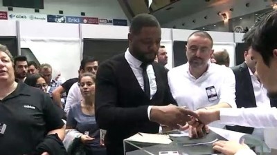 eski futbolcu - Beşiktaş Kulübünün kongresi - Oy verme işlemi sürüyor - İSTANBUL Videosu