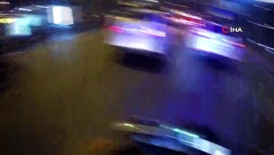kahkaha -  E-5 Karayolu’nda motosikletli gencin trafikte attığı torpil otobüsün altında patladı  Videosu