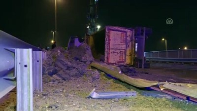 Esenler'de kamyon devrildi: 1 yaralı - İSTANBUL