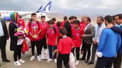 İspanya'dan ikincilik kupasını alan gençlere Türk bayraklı karşılama - ŞIRNAK 