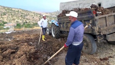 gubre -  Ekmeklerini tezekten kazanıyorlar  Videosu