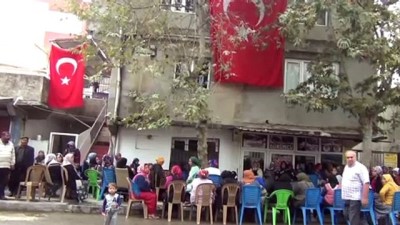 teror operasyonu - Şehit Jandarma Uzman Çavuş Muhammet Önek'in babaevine Türk bayrakları asıldı - GAZİANTEP  Videosu