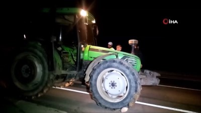 su kanali -  Traktör römorku devrildi Tonlarca mısır silajı yola saçıldı  Videosu