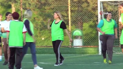 kadin futbolcu -  Kadınlar yeşil sahada Mehmetçik için dua etti  Videosu