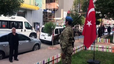 canli heykel -  Mehmetçik için şehitler anıtı önünde asker kıyafetiyle canlı heykel performansı  Videosu