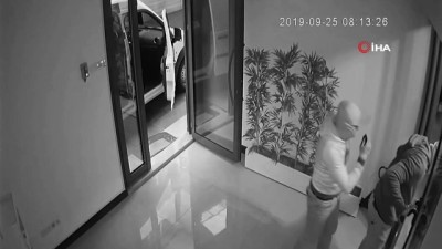 maskeli hirsiz -  Üsküdar’da maskeli hırsızlara alarm engeli...Demir kesme makasıyla iş yerine giren maskeli hırsızlar böyle kaçtı  Videosu