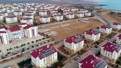 kiyamet - Van depremzedeleri acılara rağmen hayata tutundu - (2) - VAN  Videosu