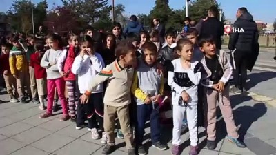 folklor -  Askeri birlikler Cumhuriyet Bayramı kutlama provasında “Şehitler Ölmez Vatan Bölünmez” marşıyla yürüdü  Videosu
