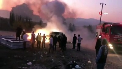 luks otomobil -  Park halindeki lüks araç mezarlıkta alev aldı Videosu