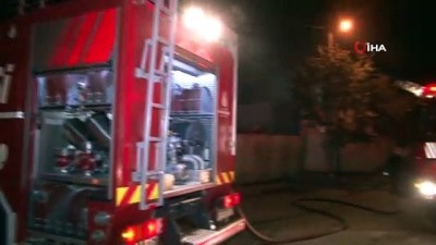 emniyet seridi -  Sancaktepe'de bir hurdalıkta korkutan yangın  Videosu