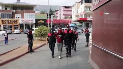 polis araci -  Sigara hırsızları tutuklandı Videosu