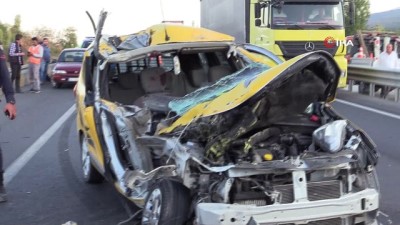 riva -  Ticari taksi kamyona çarptı: 1 ölü, 1 yaralı Videosu