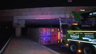 kirkoy -  Bakırköy’de üst geçide çarpan TIR yola devrildi  Videosu