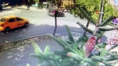 yol verme kavgasi -  Beylikdüzü'nde taksici ile motosikletlinin tekme, tokat ve sopalı yol kavgası kamerada  Videosu