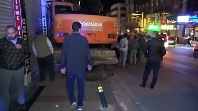 polis ekipleri - Freni boşalan iş makinesi dehşet saçtı Videosu