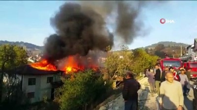  Keles'te üç ev alev alev yanarak kül oldu