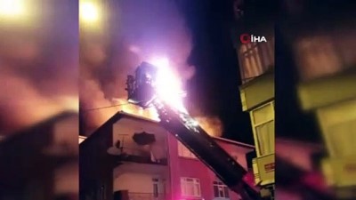 polis ekipleri -  Küçükçekmece’de 4 katlı binanın çatısı alev alev yandı Videosu