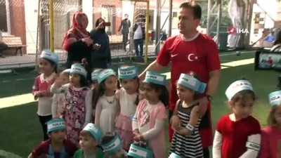 futbol turnuvasi -  Özel çocuklar sahaya çıktı, Mehmetçiğe asker selamıyla destek verdi  Videosu