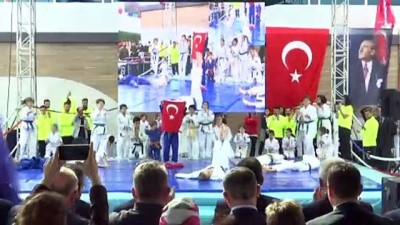 spor merkezi - Bakan Kasapoğlu, Ümraniye'de spor tesisi açtı - İSTANBUL Videosu