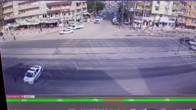 guvenlik kamerasi - Polis aracı, yolun karşısına geçmeye çalışan engelliye siper oldu - MARDİN  Videosu