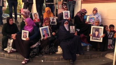 kacirilma - Dağa kaçırılan çocukları için 'nöbetleşe' eylemdeler - DİYARBAKIR Videosu