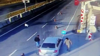 polis noktasi -  Kaçak sigarayla yakalandılar, polis noktasından böyle kaçtılar... Biri açığa alınmış 2 polis gözaltına alındı  Videosu