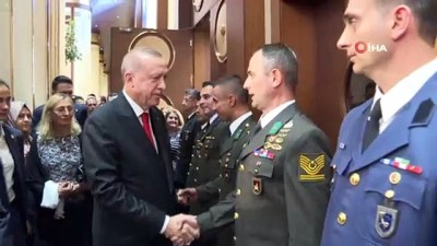  Cumhurbaşkanı Erdoğan'ı Kabul Töreni'nin yapıldığı salonda askerler karşıladı