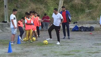 futbol takimi - Kunduracı futbol antrenörü çocukları kötü alışkanlıklardan uzaklaştırıyor - İZMİR  Videosu