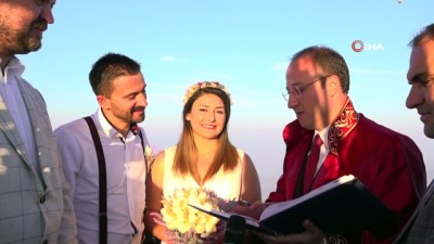 gokyuzu -  Yerden metrelerce yüksekte, sıcak hava balonunda nikah töreni  Videosu
