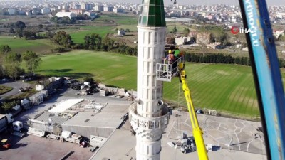  Arnavtköy'de depremde hasar gören caminin minaresi sökülüyor 