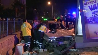  Başkent’te otomobil reklam panosuna çarptı: 1 yaralı 